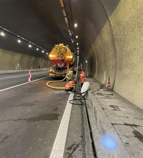 高陵隧道排水渠清淤